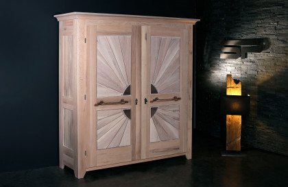 Life-Schrank von Sprenger Möbel - Schrank Sumpfeiche weiß mit Eisen-Deko schwarz