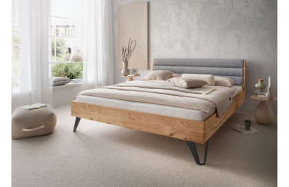 BE-0823 von GK Möbelvertrieb - Massivholzbett mit hellgrauem Polsterkopfteil