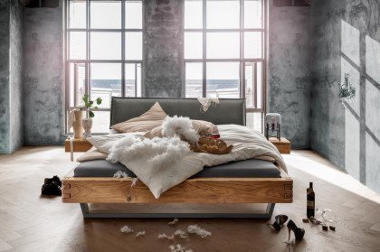 Balkenbett 820 aus der Kollektion Letz - Massivholzbett mit Stoffkopfteil